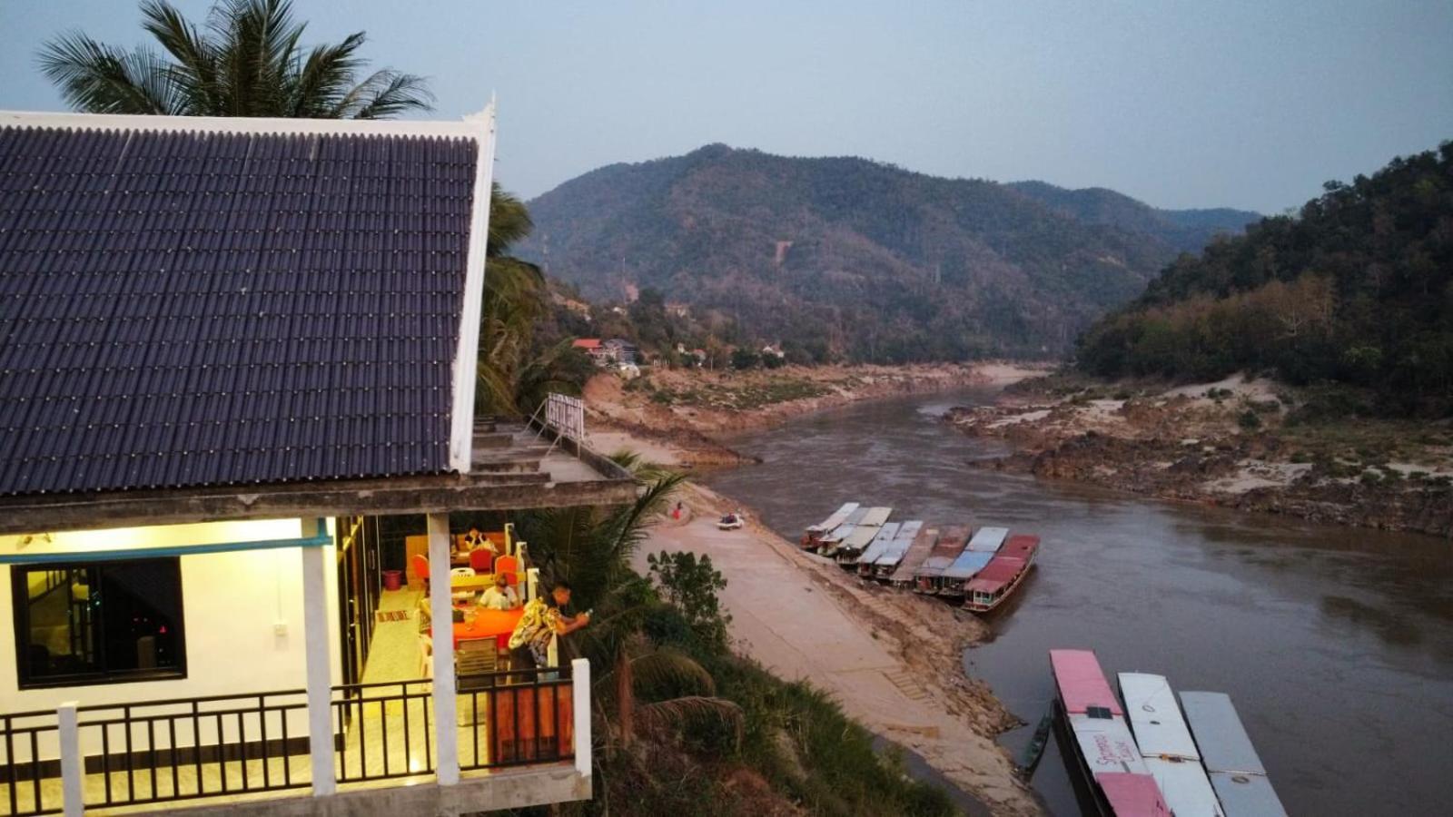 Inn Riverside Hostel Pb Muang Pakbèng Eksteriør bilde